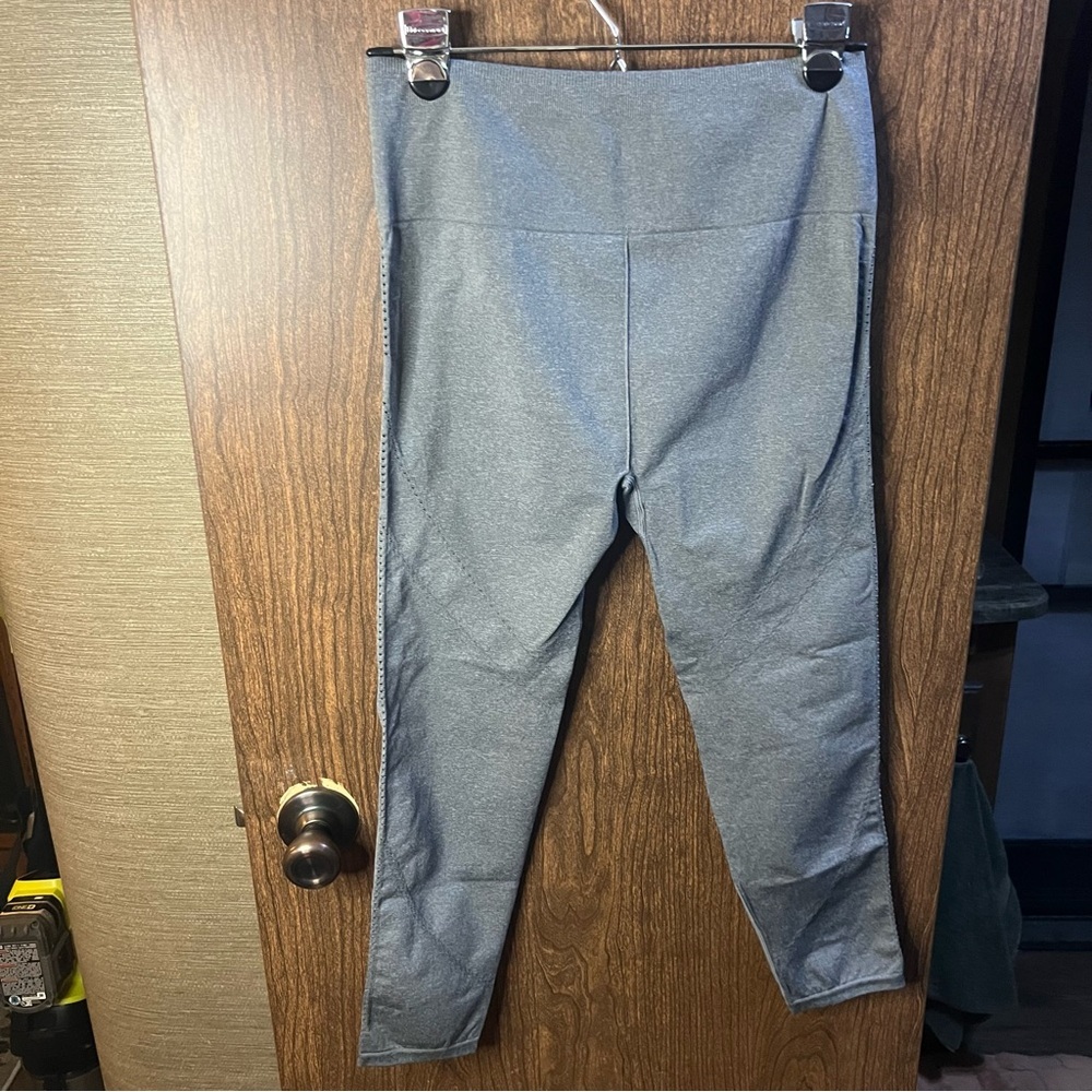 Fabletics seamless highwaisted capri leggings gra… - image 4